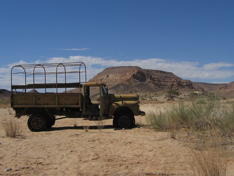 Ausgedienter Lastwagen mit Planengestell in der Halbwüste