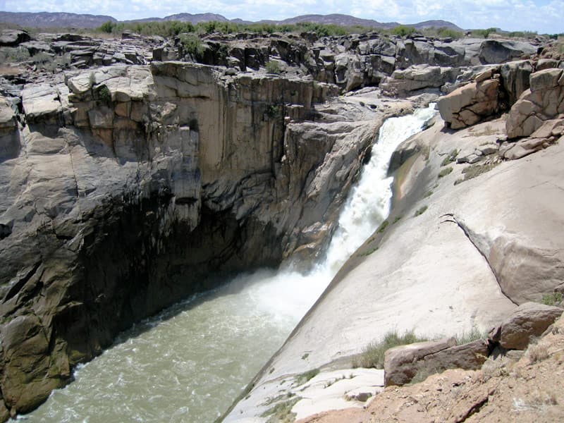 Wasserfall in einer Granitschlucht