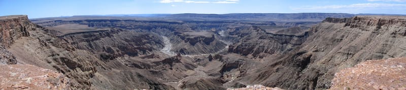 Steile Felswände des Fish River Canyon, unten der Fluss