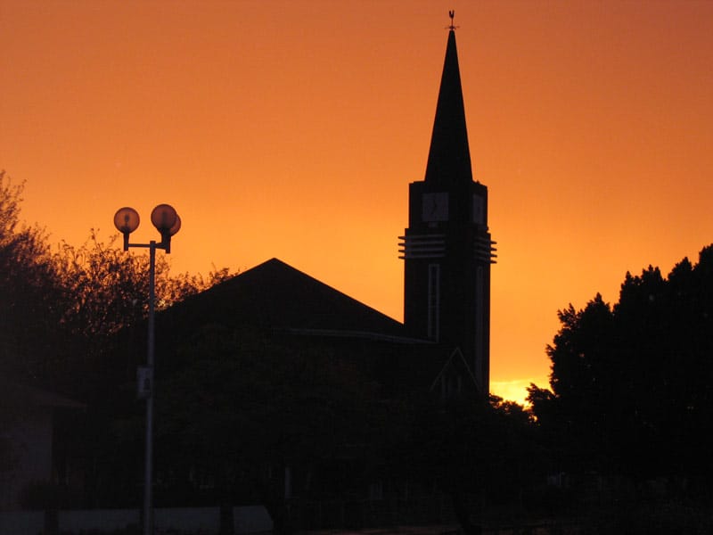 Steinkirche der Rheinischen Mission auf einer Anhöhe