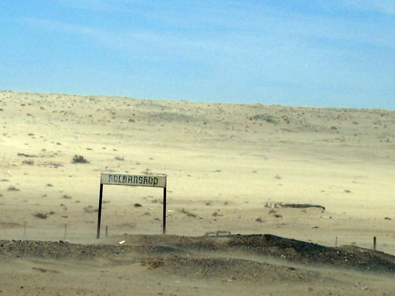 Ortsschild von Kolmanskop im Sand