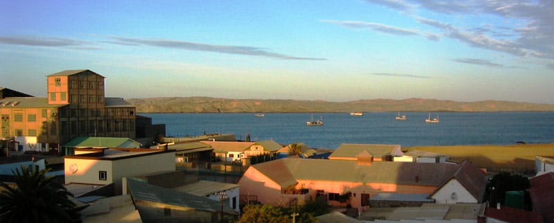 Häuser von Lüderitz über der Bucht