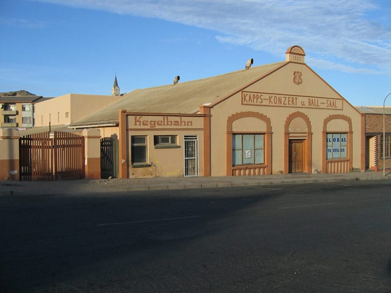Salmon-coloured building with the lettering Kapps-Konzert u. Ball-Saal and Kegelbahn