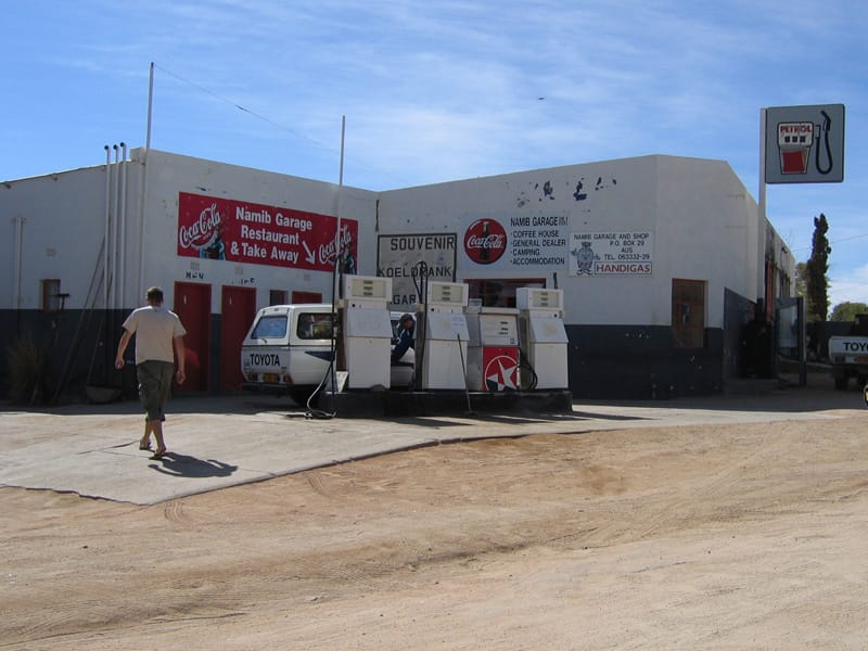 Tankstelle mit Zapfsäulen und Laden in Aus