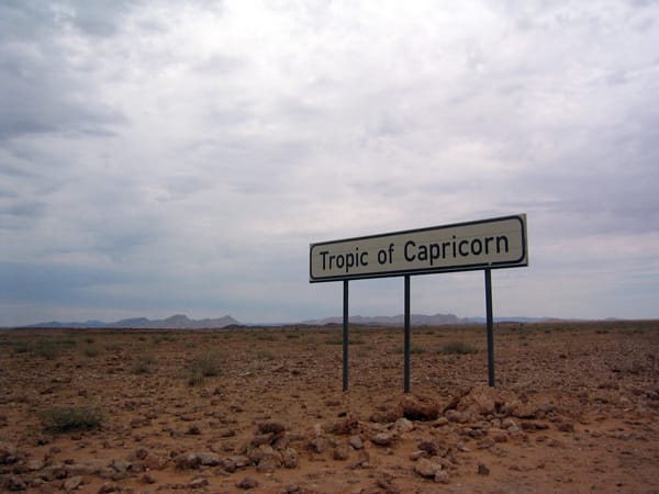 Schild Tropic of Capricorn in der Ebene