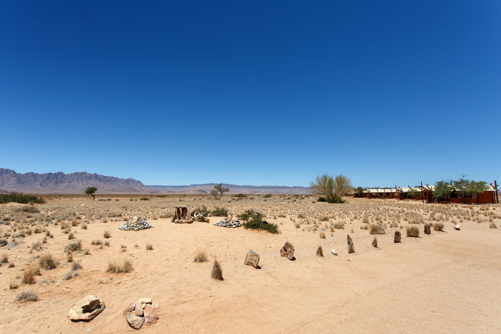 Chalets eines Wüstencamps bei Sossusvlei