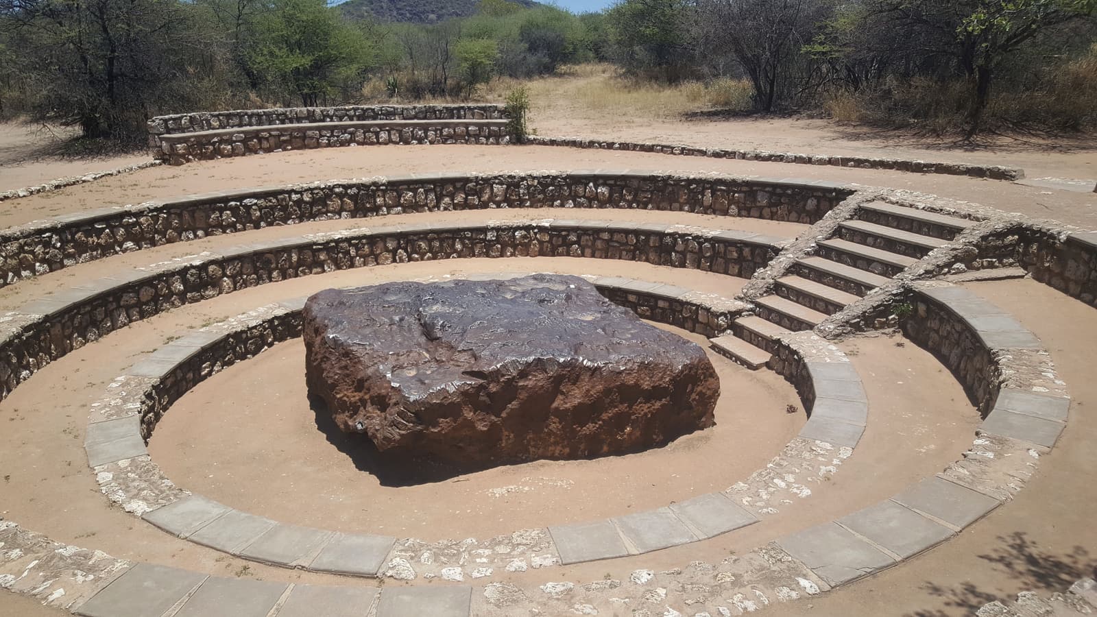 Der Hoba-Meteorit in seiner runden Steinarena